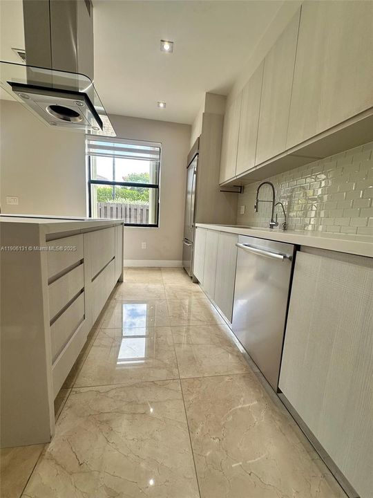 Activo con contrato: $4,570 (4 camas, 2 baños, 1850 Pies cuadrados)