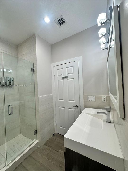 Activo con contrato: $4,570 (4 camas, 2 baños, 1850 Pies cuadrados)