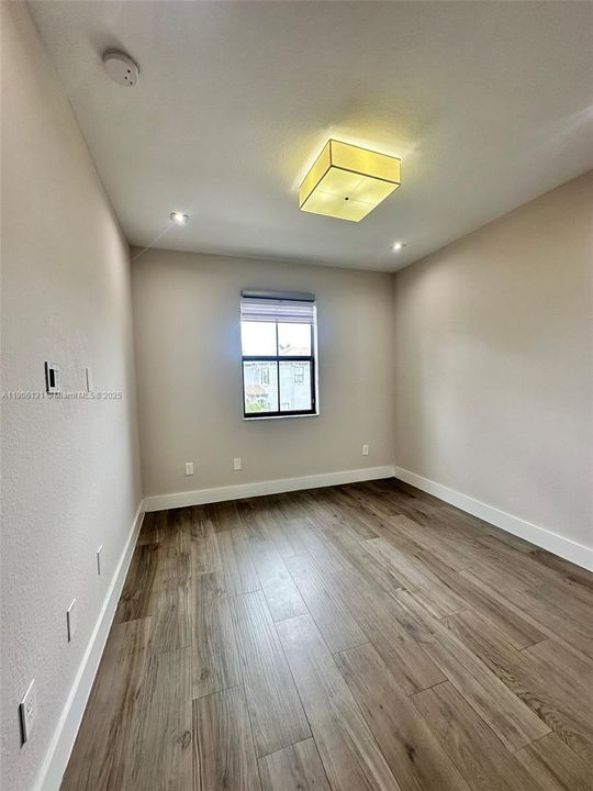 Activo con contrato: $4,570 (4 camas, 2 baños, 1850 Pies cuadrados)