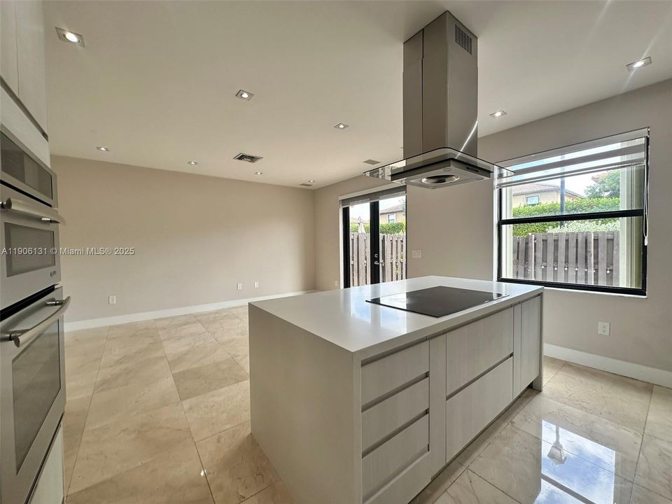 Activo con contrato: $4,570 (4 camas, 2 baños, 1850 Pies cuadrados)