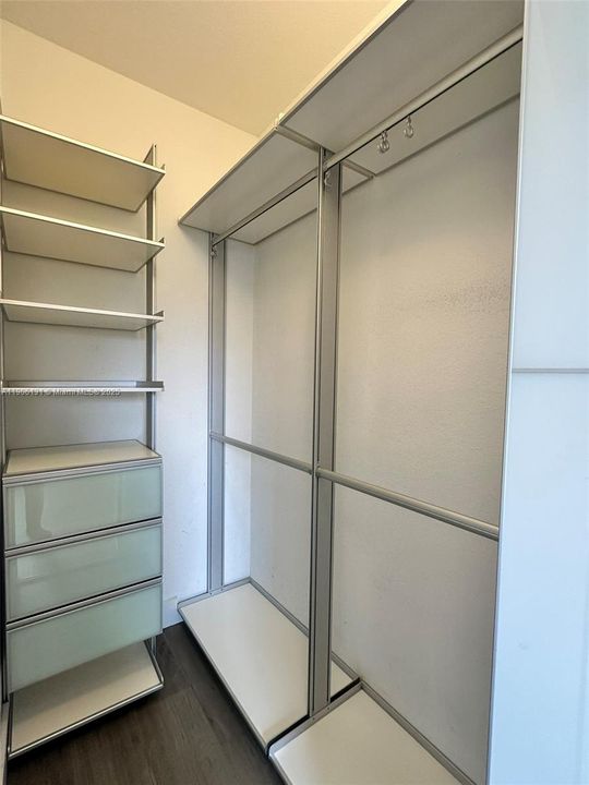 Activo con contrato: $4,570 (4 camas, 2 baños, 1850 Pies cuadrados)