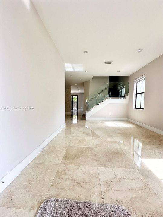 Activo con contrato: $4,570 (4 camas, 2 baños, 1850 Pies cuadrados)