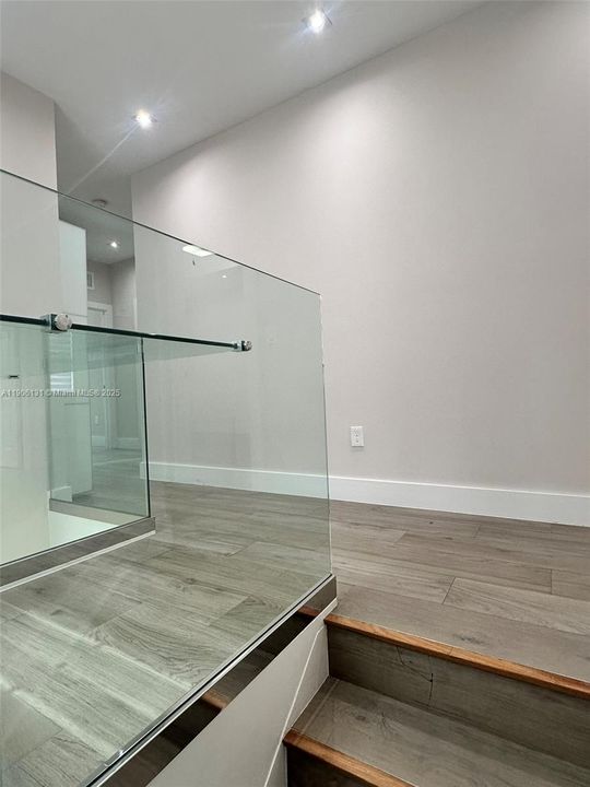 Activo con contrato: $4,570 (4 camas, 2 baños, 1850 Pies cuadrados)