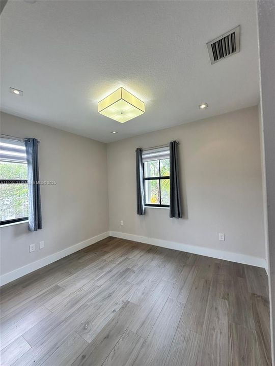 Activo con contrato: $4,570 (4 camas, 2 baños, 1850 Pies cuadrados)