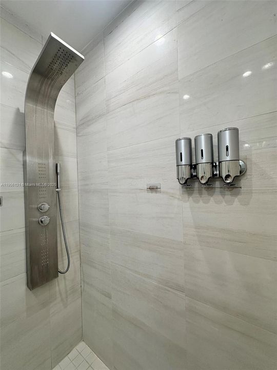 Activo con contrato: $4,570 (4 camas, 2 baños, 1850 Pies cuadrados)