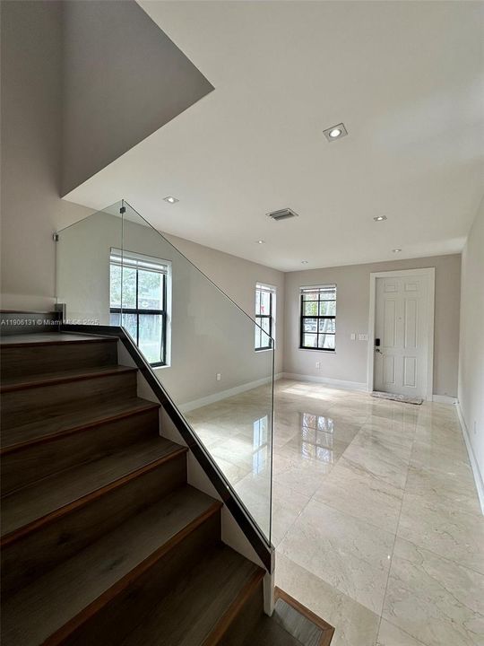 Activo con contrato: $4,570 (4 camas, 2 baños, 1850 Pies cuadrados)