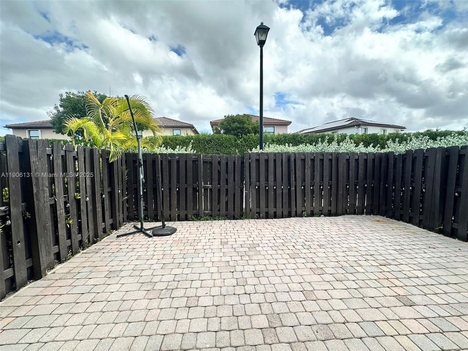 Activo con contrato: $4,570 (4 camas, 2 baños, 1850 Pies cuadrados)