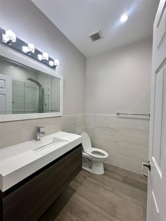 Activo con contrato: $4,570 (4 camas, 2 baños, 1850 Pies cuadrados)