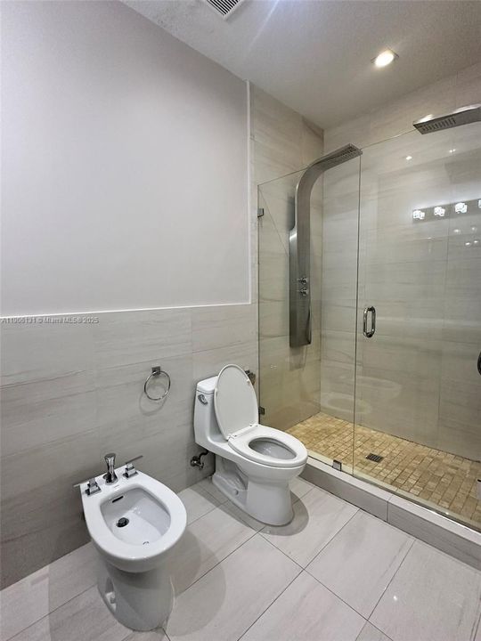 Activo con contrato: $4,570 (4 camas, 2 baños, 1850 Pies cuadrados)