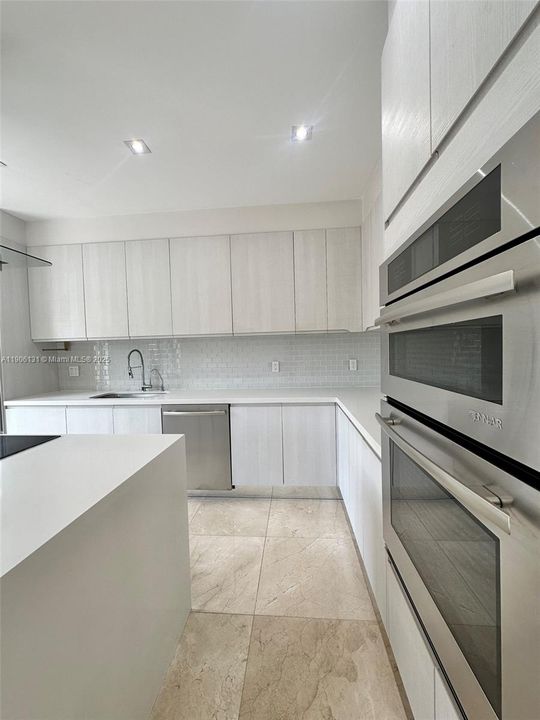 Activo con contrato: $4,570 (4 camas, 2 baños, 1850 Pies cuadrados)