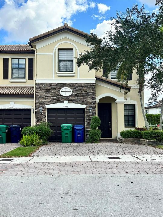 Activo con contrato: $4,570 (4 camas, 2 baños, 1850 Pies cuadrados)