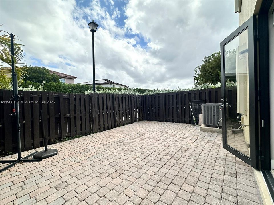 Activo con contrato: $4,570 (4 camas, 2 baños, 1850 Pies cuadrados)