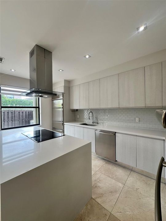 Activo con contrato: $4,570 (4 camas, 2 baños, 1850 Pies cuadrados)