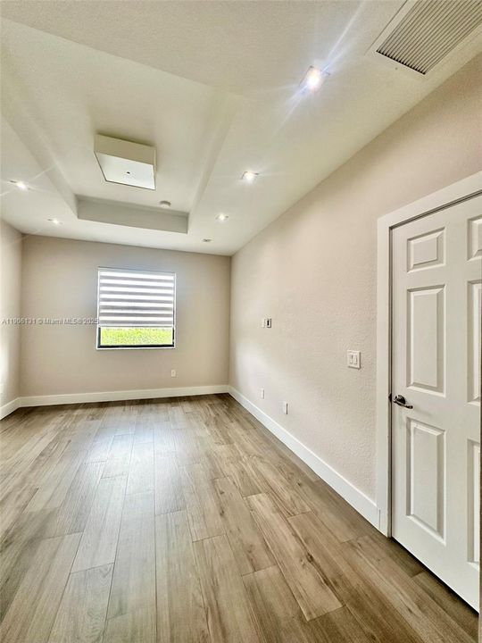 Activo con contrato: $4,570 (4 camas, 2 baños, 1850 Pies cuadrados)