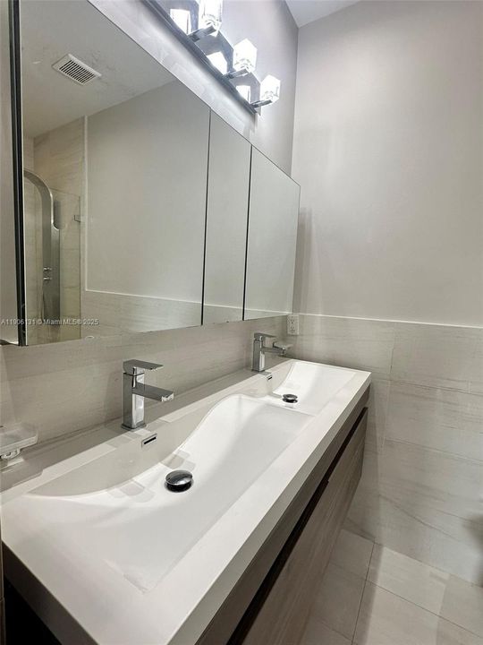 Activo con contrato: $4,570 (4 camas, 2 baños, 1850 Pies cuadrados)