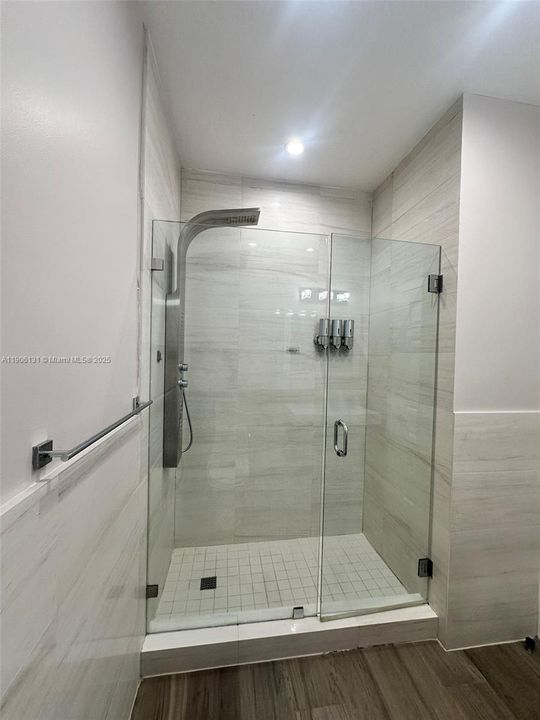 Activo con contrato: $4,570 (4 camas, 2 baños, 1850 Pies cuadrados)