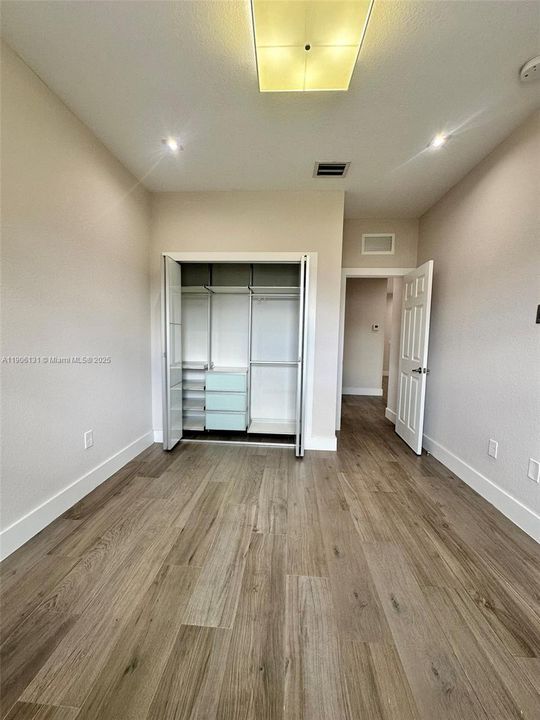 Activo con contrato: $4,570 (4 camas, 2 baños, 1850 Pies cuadrados)