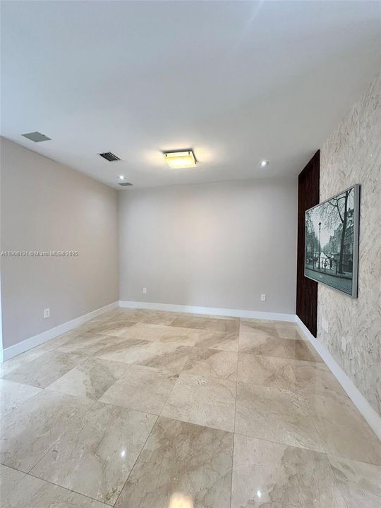 Activo con contrato: $4,570 (4 camas, 2 baños, 1850 Pies cuadrados)