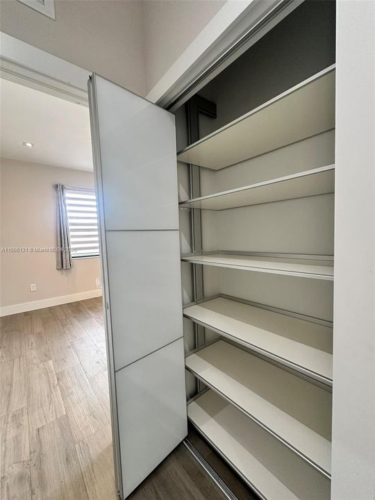 Activo con contrato: $4,570 (4 camas, 2 baños, 1850 Pies cuadrados)