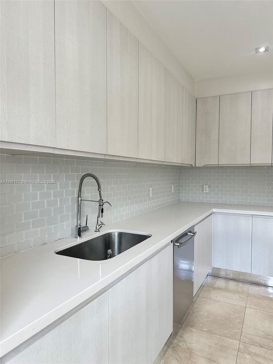 Activo con contrato: $4,570 (4 camas, 2 baños, 1850 Pies cuadrados)