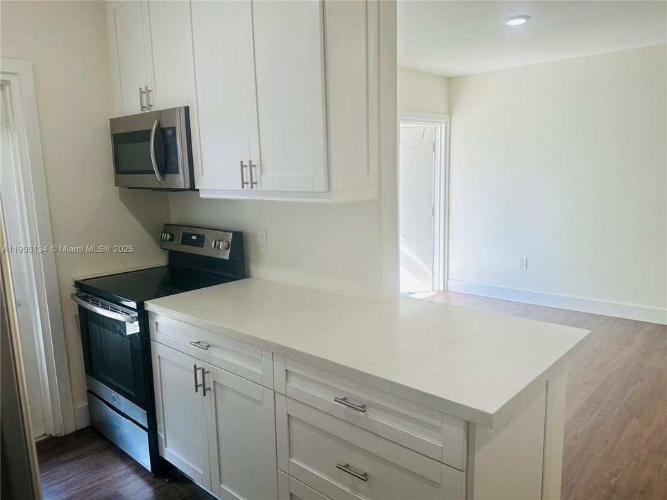 出租: $2,899 (2 贝兹, 1 浴室, 763 平方英尺)