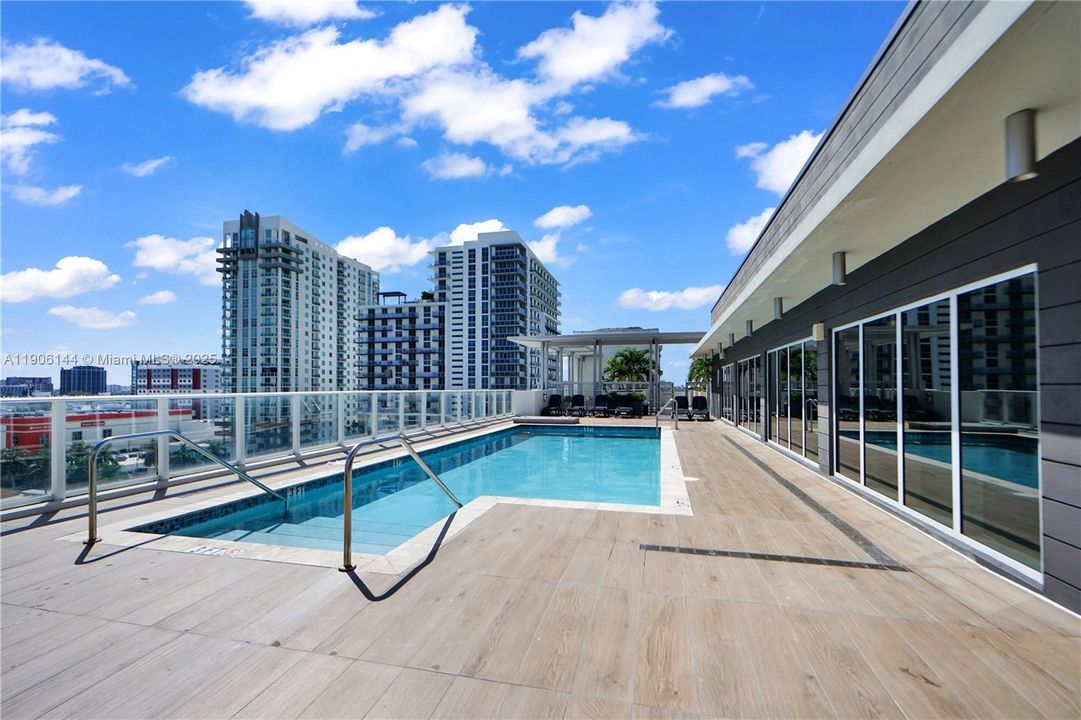 最近租的: $3,200 (2 贝兹, 2 浴室, 815 平方英尺)