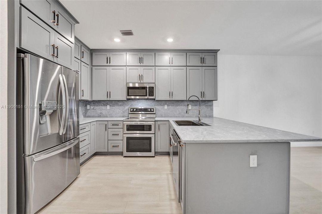 合同活跃: $525,000 (3 贝兹, 2 浴室, 1696 平方英尺)