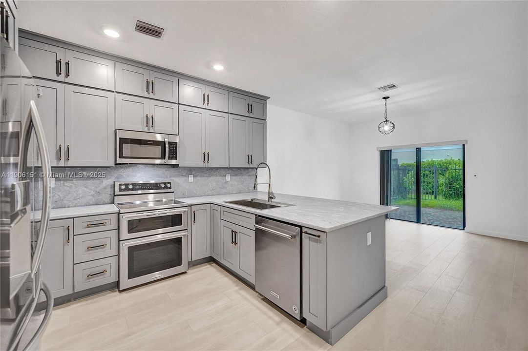 合同活跃: $525,000 (3 贝兹, 2 浴室, 1696 平方英尺)