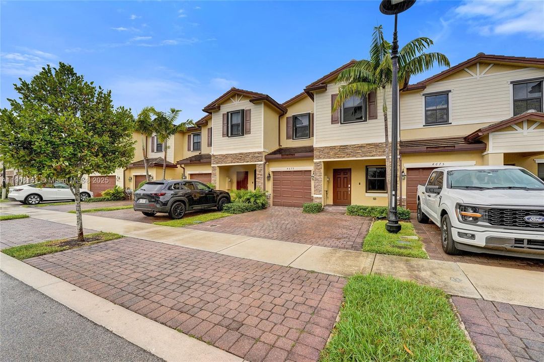 合同活跃: $525,000 (3 贝兹, 2 浴室, 1696 平方英尺)