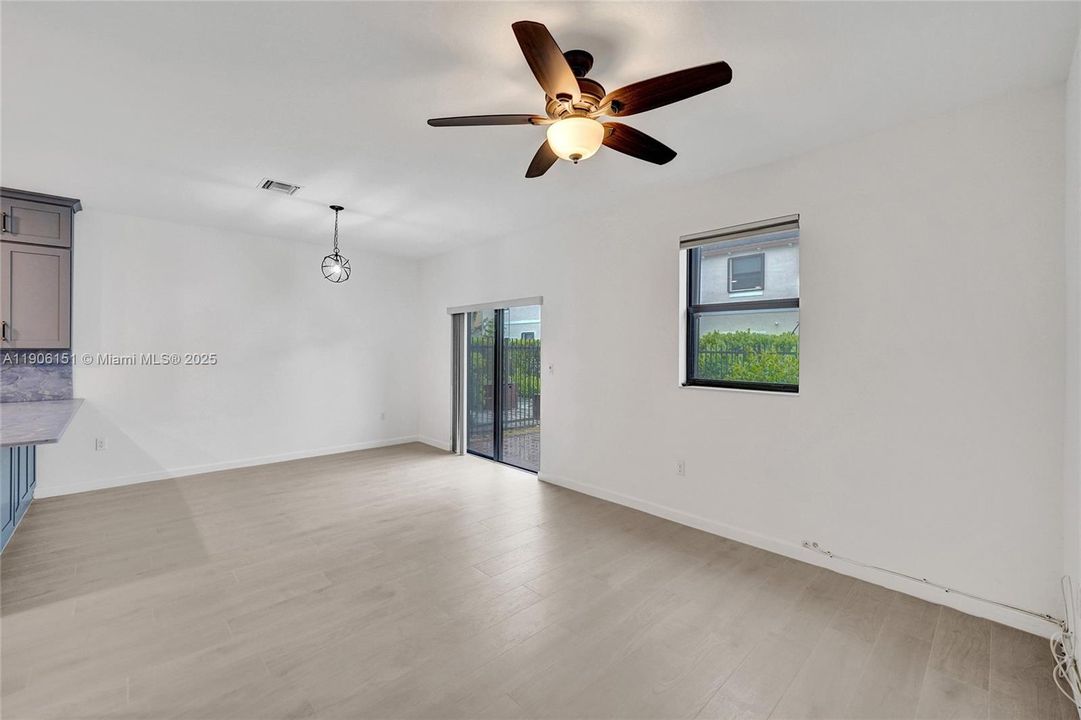 合同活跃: $525,000 (3 贝兹, 2 浴室, 1696 平方英尺)