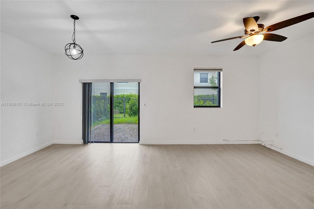 合同活跃: $525,000 (3 贝兹, 2 浴室, 1696 平方英尺)