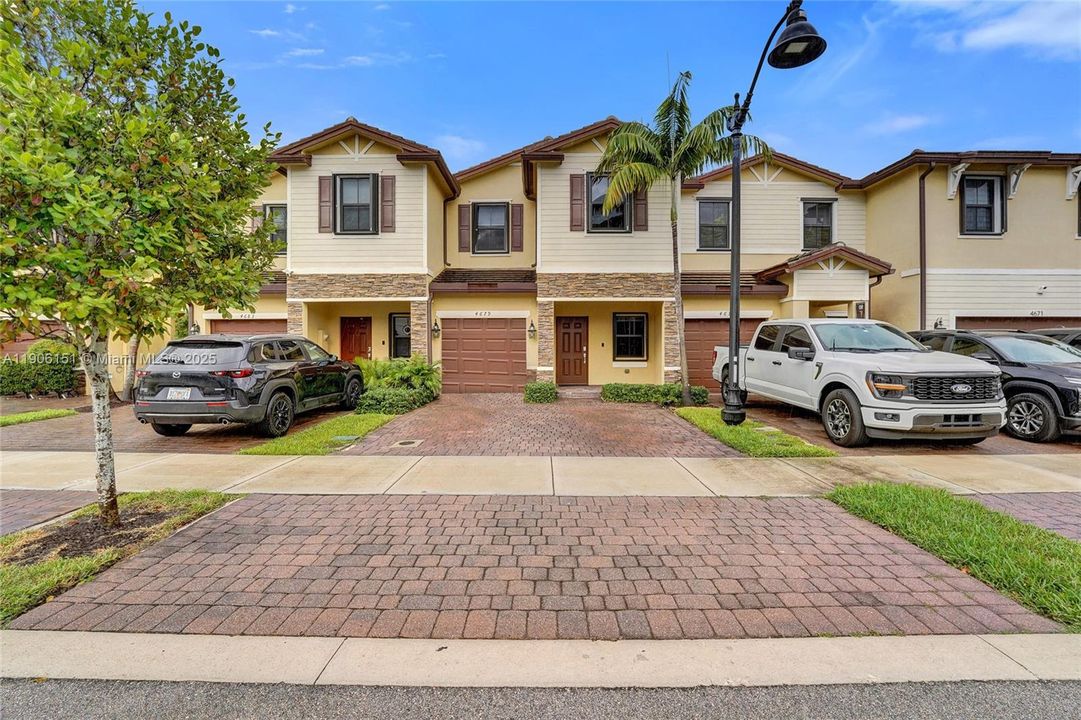 合同活跃: $525,000 (3 贝兹, 2 浴室, 1696 平方英尺)