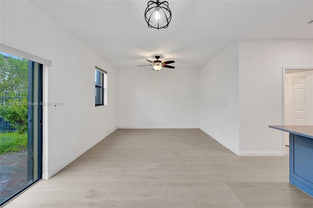 合同活跃: $525,000 (3 贝兹, 2 浴室, 1696 平方英尺)