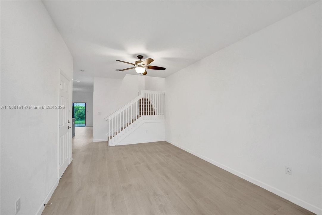 合同活跃: $525,000 (3 贝兹, 2 浴室, 1696 平方英尺)