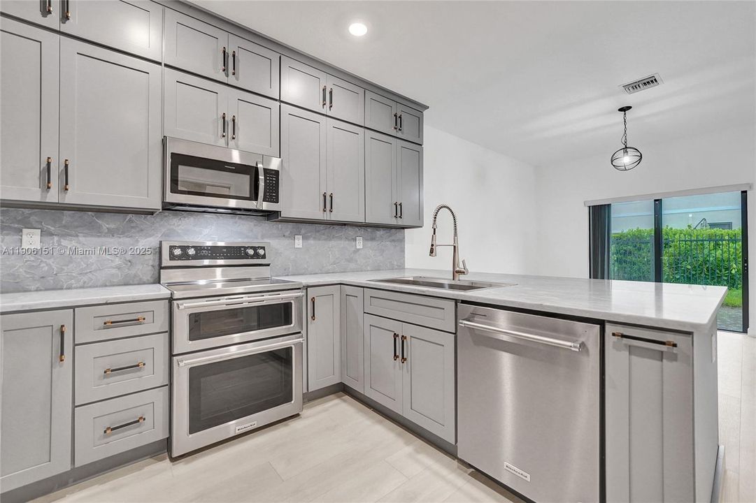 合同活跃: $525,000 (3 贝兹, 2 浴室, 1696 平方英尺)