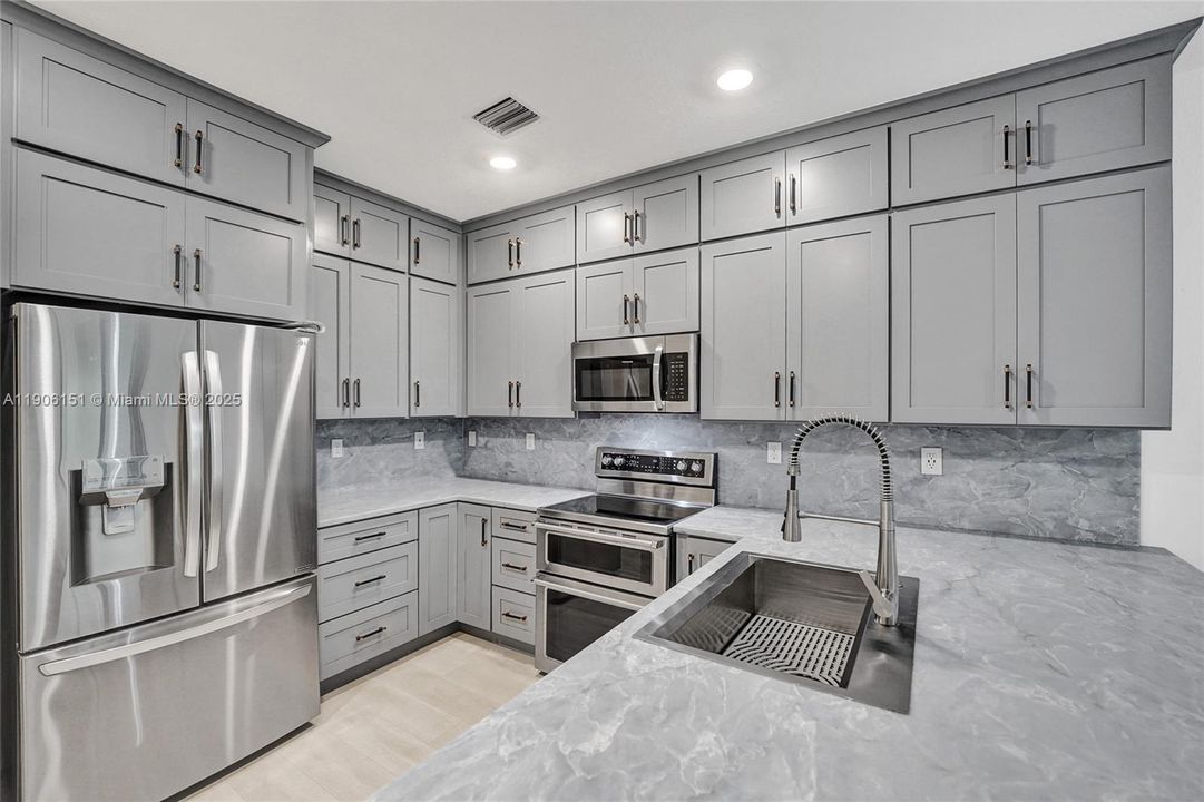 合同活跃: $525,000 (3 贝兹, 2 浴室, 1696 平方英尺)