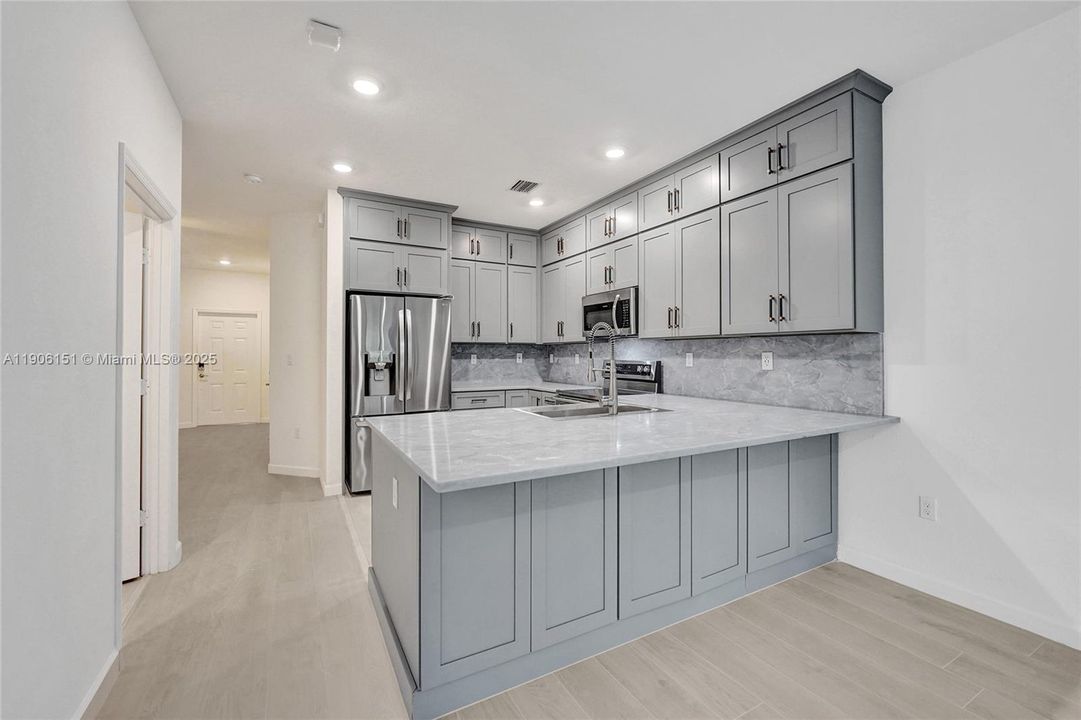 合同活跃: $525,000 (3 贝兹, 2 浴室, 1696 平方英尺)