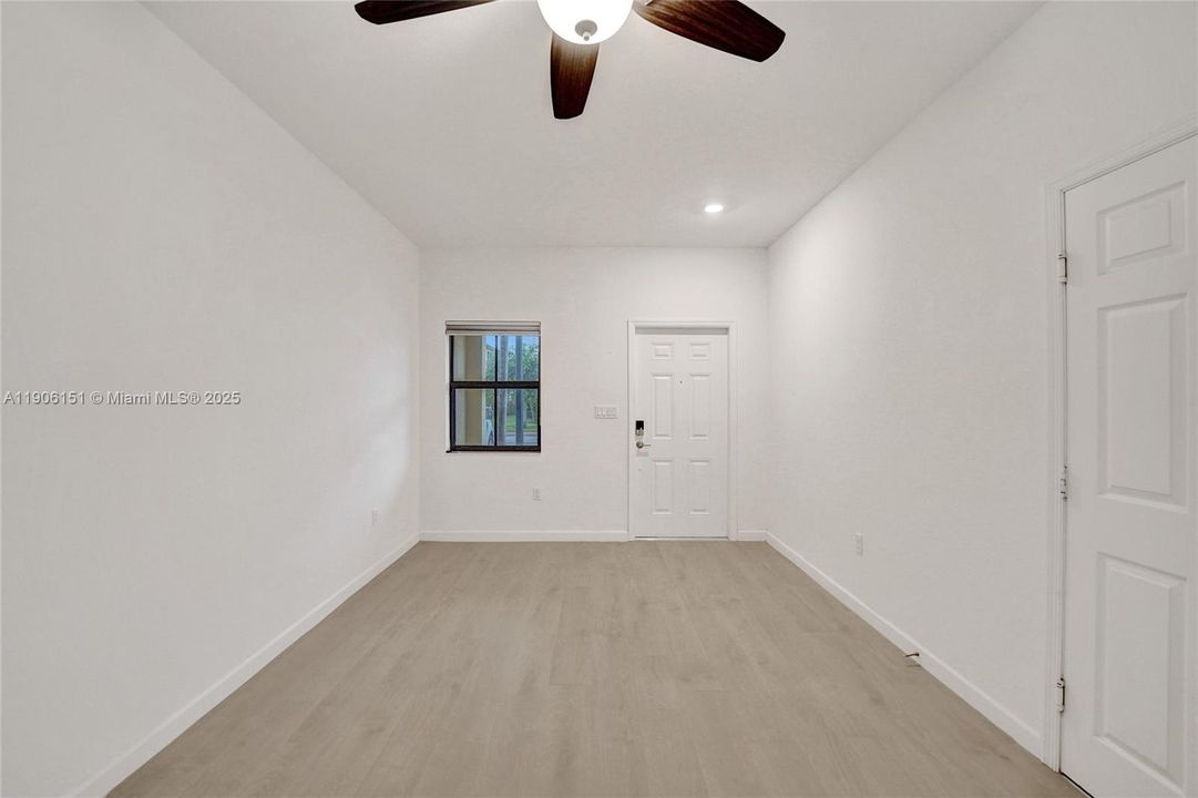 合同活跃: $525,000 (3 贝兹, 2 浴室, 1696 平方英尺)