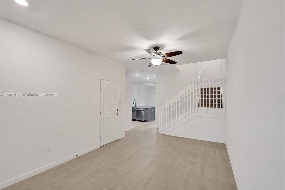 合同活跃: $525,000 (3 贝兹, 2 浴室, 1696 平方英尺)