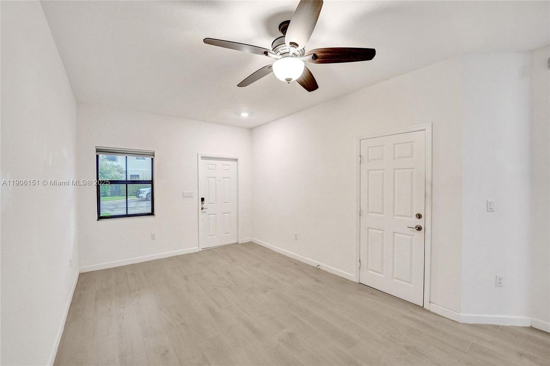 合同活跃: $525,000 (3 贝兹, 2 浴室, 1696 平方英尺)