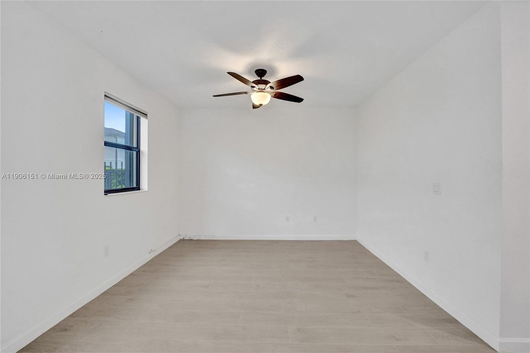 合同活跃: $525,000 (3 贝兹, 2 浴室, 1696 平方英尺)