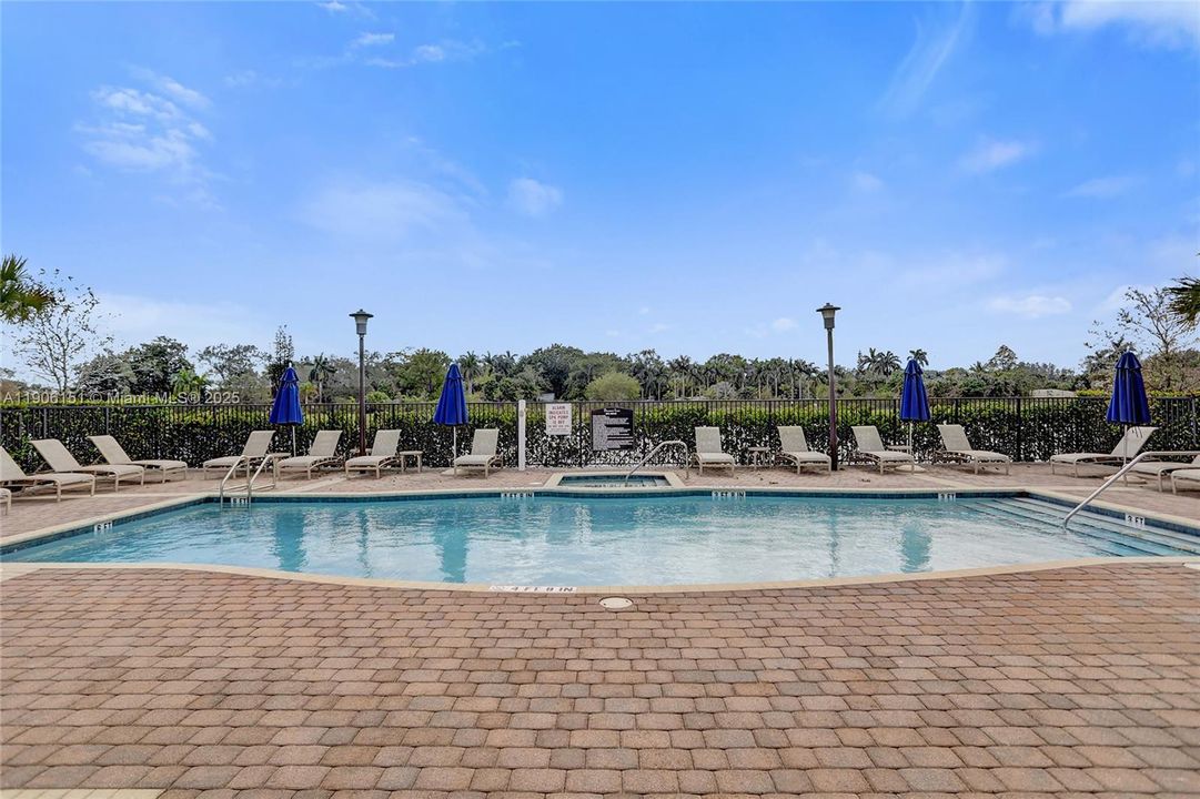 合同活跃: $525,000 (3 贝兹, 2 浴室, 1696 平方英尺)