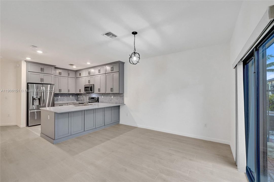 合同活跃: $525,000 (3 贝兹, 2 浴室, 1696 平方英尺)