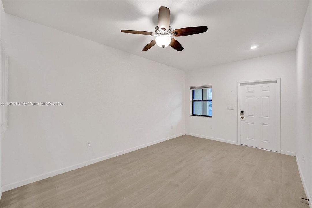 合同活跃: $525,000 (3 贝兹, 2 浴室, 1696 平方英尺)