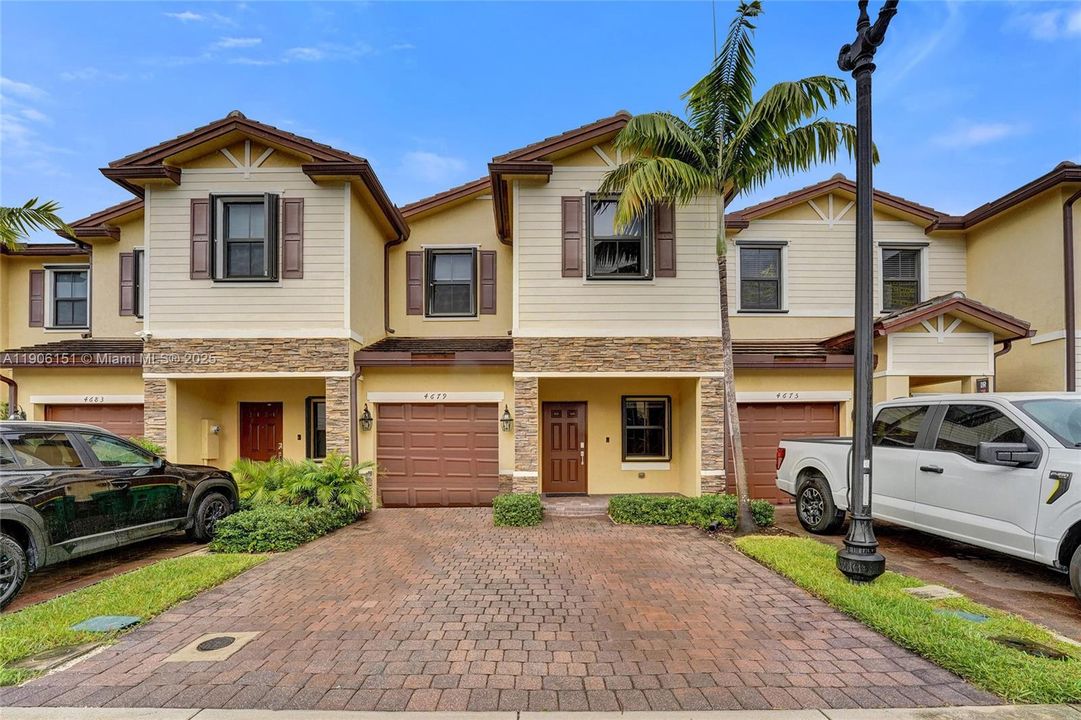 合同活跃: $525,000 (3 贝兹, 2 浴室, 1696 平方英尺)