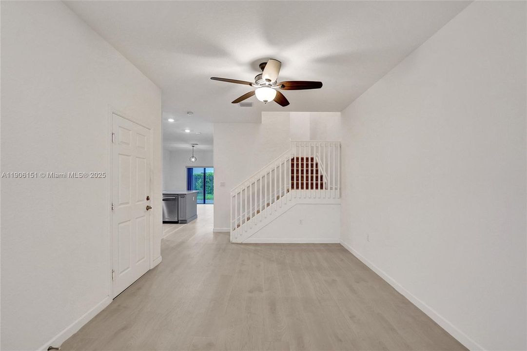 合同活跃: $525,000 (3 贝兹, 2 浴室, 1696 平方英尺)