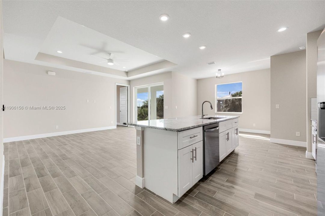 最近售出: $333,000 (4 贝兹, 2 浴室, 1662 平方英尺)