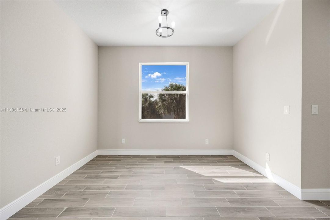 最近售出: $333,000 (4 贝兹, 2 浴室, 1662 平方英尺)