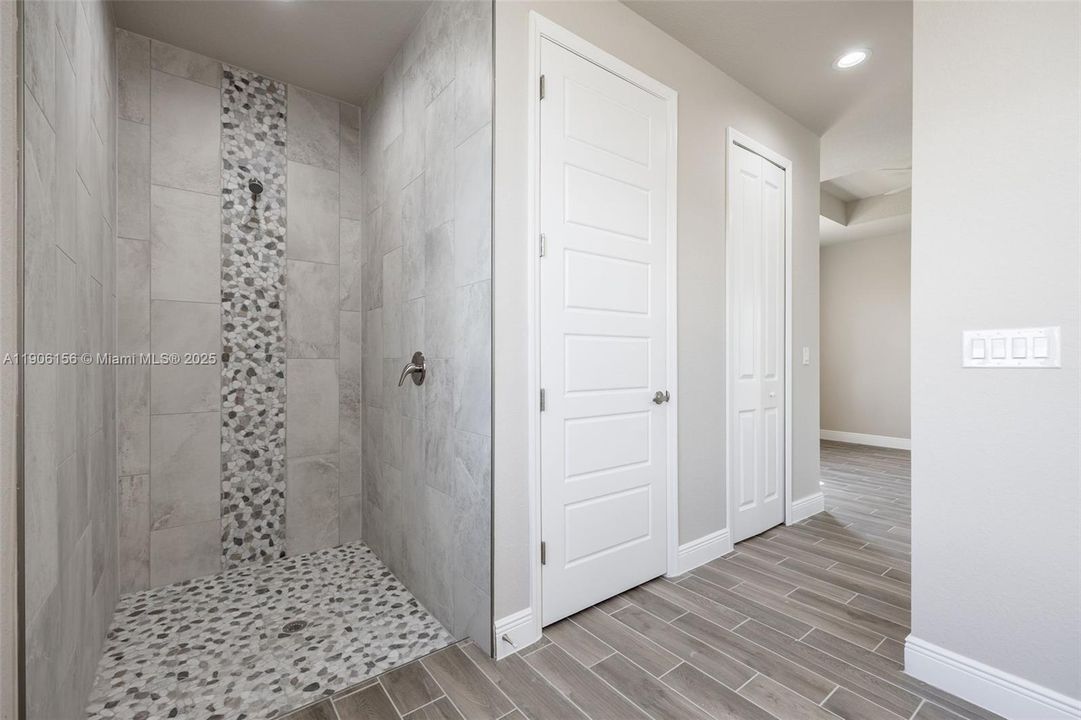 最近售出: $333,000 (4 贝兹, 2 浴室, 1662 平方英尺)