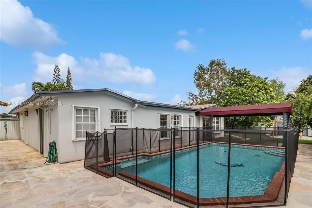 待售: $800,000 (4 贝兹, 3 浴室, 2061 平方英尺)